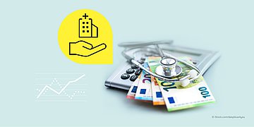 Krankenhausinsolvenz Auf einem Taschenrechner liegen mehrere Geldscheine und ein Stethoskop. Links daneben sind zwei Icons eingebaut. Das eine zeigt einen Graphen, das andere eine gelbe Bubble, in der eine offene Hand ein Krankenhaus hält.