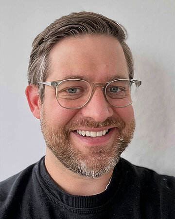Foto: Portr&auml;t von Dr. Christoph Aluttis, Referatsleitung &bdquo;Erwachsene, &Auml;ltere, Frauen- und M&auml;nnergesundheit, Chancengleichheit&ldquo; im Bundesinstitut f&uuml;r &Ouml;ffentliche Gesundheit (BI&Ouml;G)