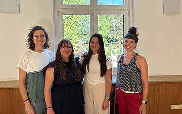 Gruppenfoto mit Verena Elias, Julia Schillinger, Laura Hartmann und Tina Imhof vor einem Fenster.