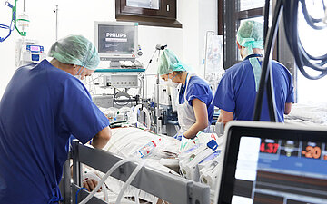 Mediziner sedieren am Intensivbett einen Patienten