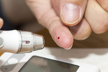 F&uuml;r Diabetikerinnen und Diabetiker eine wichtige Kontrolle: die Blutzuckermessung.