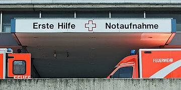 Foto: Notaufnahme von au&szlig;en mit zwei Rettungswagen davor.