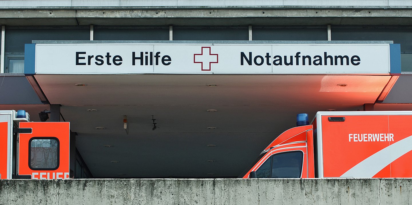 Foto: Notaufnahme von außen mit zwei Rettungswagen davor.