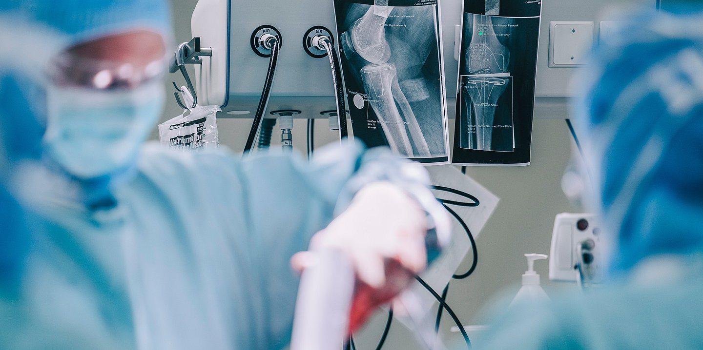Es wird ein endoprothetischer Eingriff durchgeführt. Bei so einer Operation werden geschädigte Gelenke behandelt.