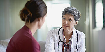 &Auml;rztin unterh&auml;lt sich mit einer Patientin