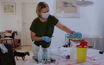 Foto: Lena Riepl bereitet zuhause in Kelheim die Medikamente und Infusionen für ihre Tochter vor.