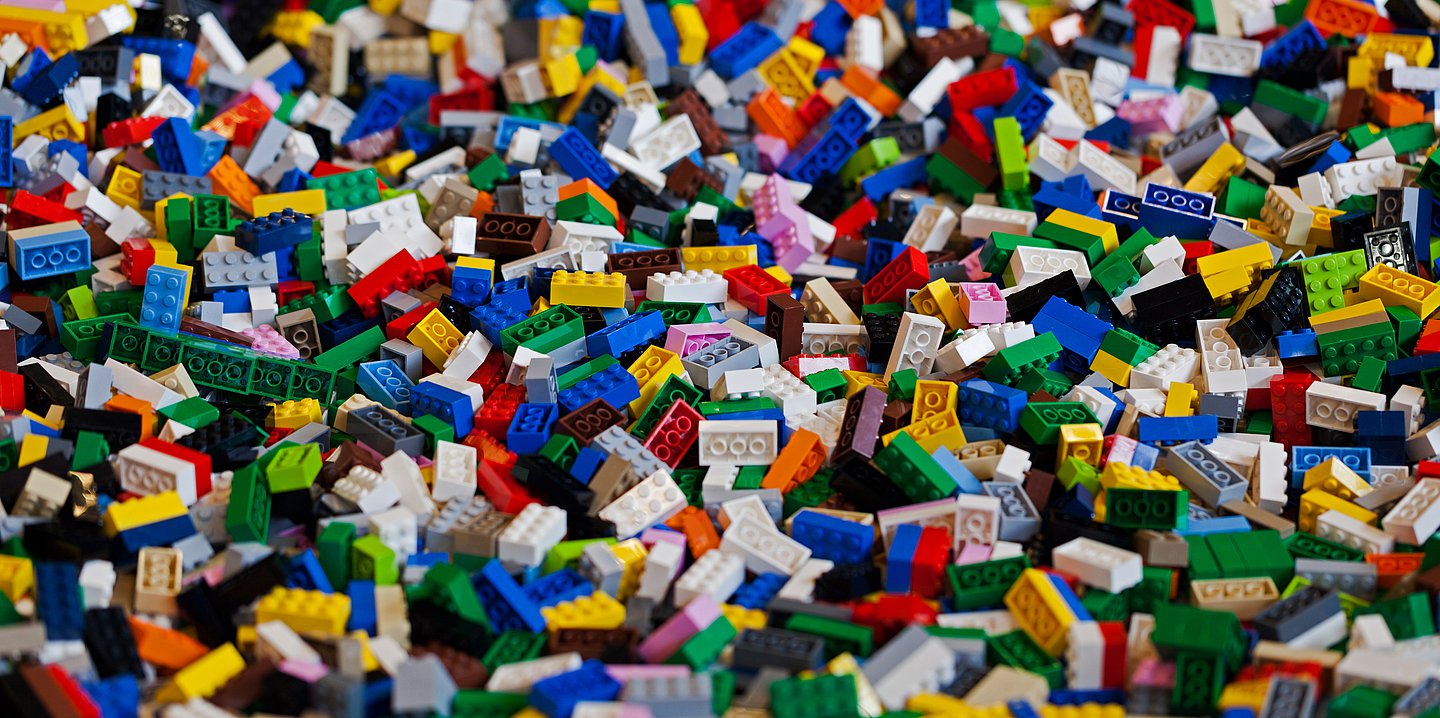 Foto: Sehr viele bunte Legosteine liegen aufeinander.