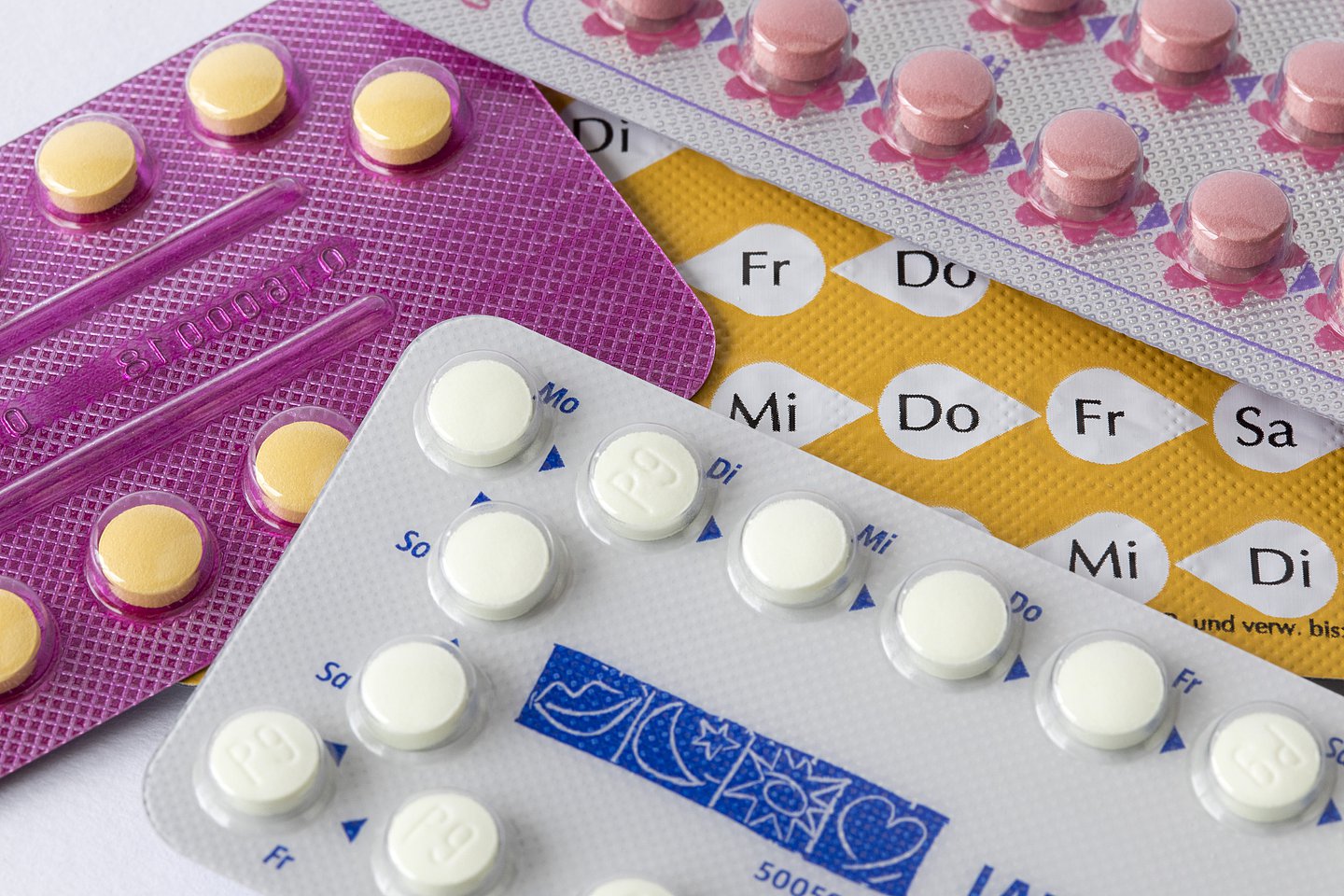 Es werden verschiedene Verpackungen der Anti-Baby-Pille abgebildet.
