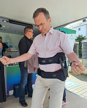 Exoskelett Bernhard Ibach in einem Exoskelett