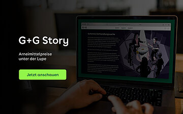 Im Hintergrund ist ein Laptop abgebildet. Man sieht H&auml;nde, die am Trackpad des Laptops sind. Im Bildschirm ist die G+G-Story zu den Arzneimittelpreise eingeblendet. Links am Rand hervorgehoben steht der Text mit einem "Jetzt anschauen"-Button.