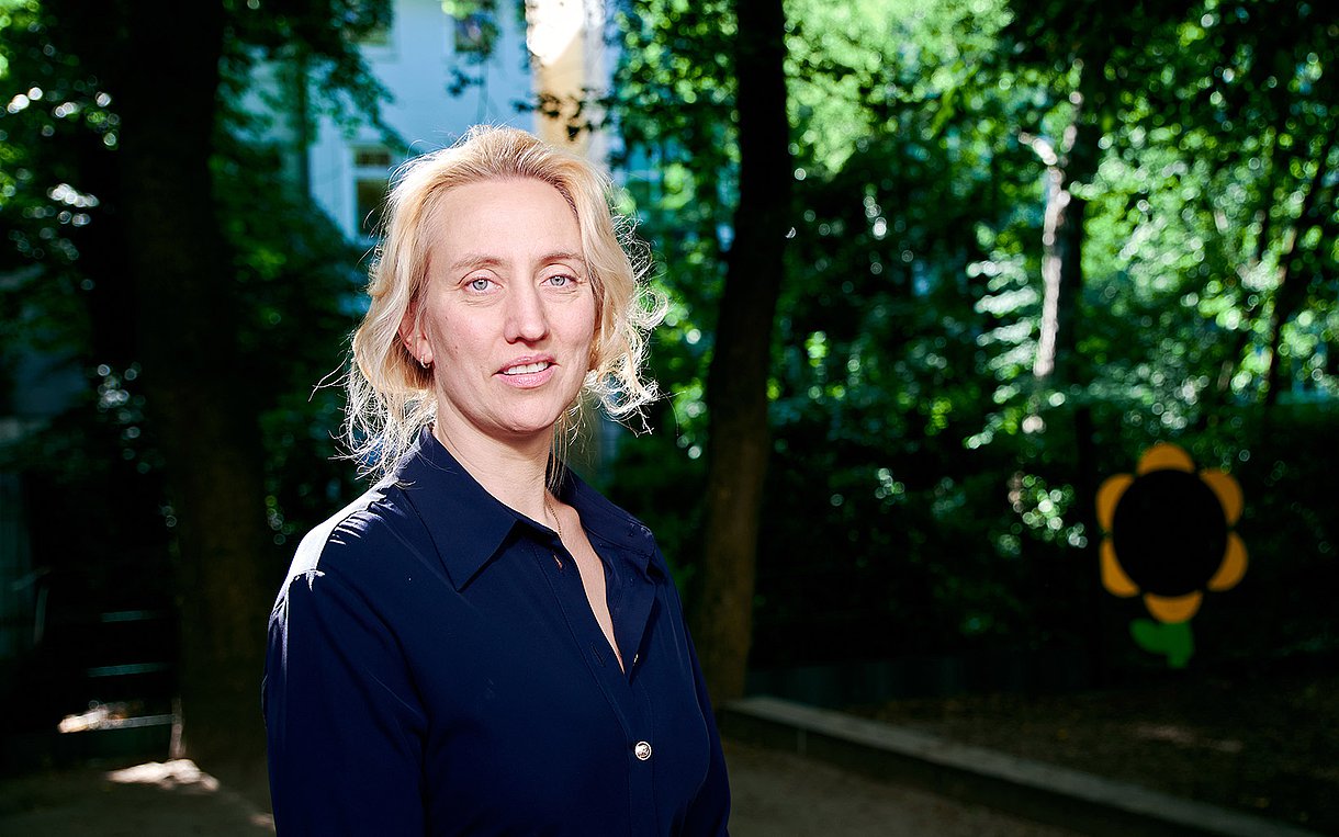 Aufnahme der Babyklappen-Initiatorin Leila Moysich vor der KiTa.