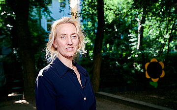 Aufnahme der Babyklappen-Initiatorin Leila Moysich vor der KiTa.