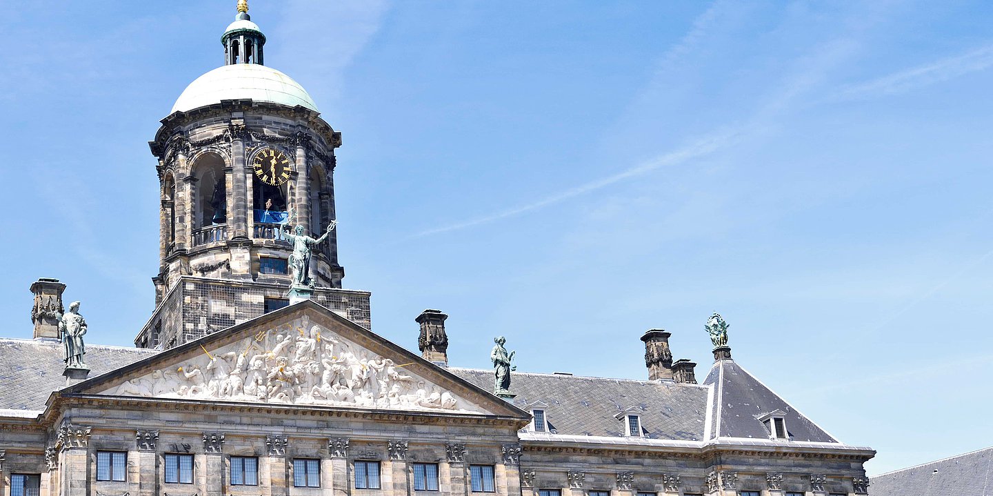 Hauptstadt der Niederlande: Amsterdam. 