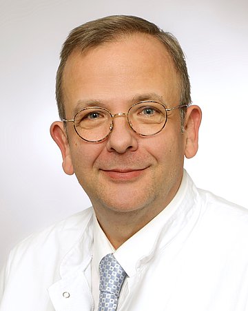 Foto: Porträtbild von Dr. Christian Gogoll, Oberarzt Evang. Lungenklinik Berlin & Co-Autor der S1-Leitlinie „Post-Covid/Long-Covid“