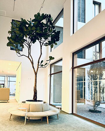 Foyer der AOK mit gro&szlig;en Fensterfronten und einer Sitzecke
