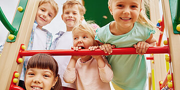 Kinder auf Kletterger&uuml;st