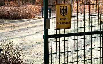 Blick auf das Eingangstor zur Messstation des Umweltbundesamtes in Neuglobsow