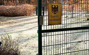 Blick auf das Eingangstor zur Messstation des Umweltbundesamtes in Neuglobsow