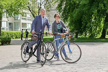 Ralf Dralle, Vorstand der AOK Sachsen-Anhalt und Julia Lehnert, stellvertretende Landesvorsitzende des ADFC Sachsen-Anhalt beim diesjährigen Start der Intitiative „Mit dem Rad zur Arbeit“. Ralf Dralle, Vorstand der AOK Sachsen-Anhalt und Julia Lehnert, stellvertretende Landesvorsitzende des ADFC Sachsen-Anhalt beim diesjährigen Start der Intitiative „Mit dem Rad zur Arbeit“.