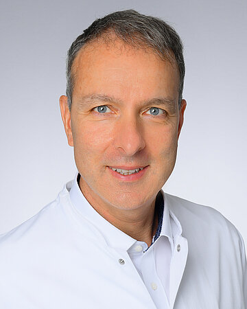 Foto: Prof. Dr. J&ouml;rg D&ouml;tsch, Direktor der Klinik und Poliklinik f&uuml;r Kinder- und Jugendmedizin, Uniklinik K&ouml;ln, ist Mitglied des &bdquo;ExpertInnenrates Gesundheit und Resilienz&ldquo; der Bundesregierung.