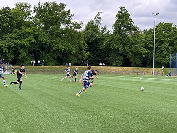 Die Kooperation zwischen AOK Rheinland/Hamburg und den drei Fußball-Verbänden wird sich auch um den Jugend-Fußball drehen. Foto: AOK Rheinland/Hamburg