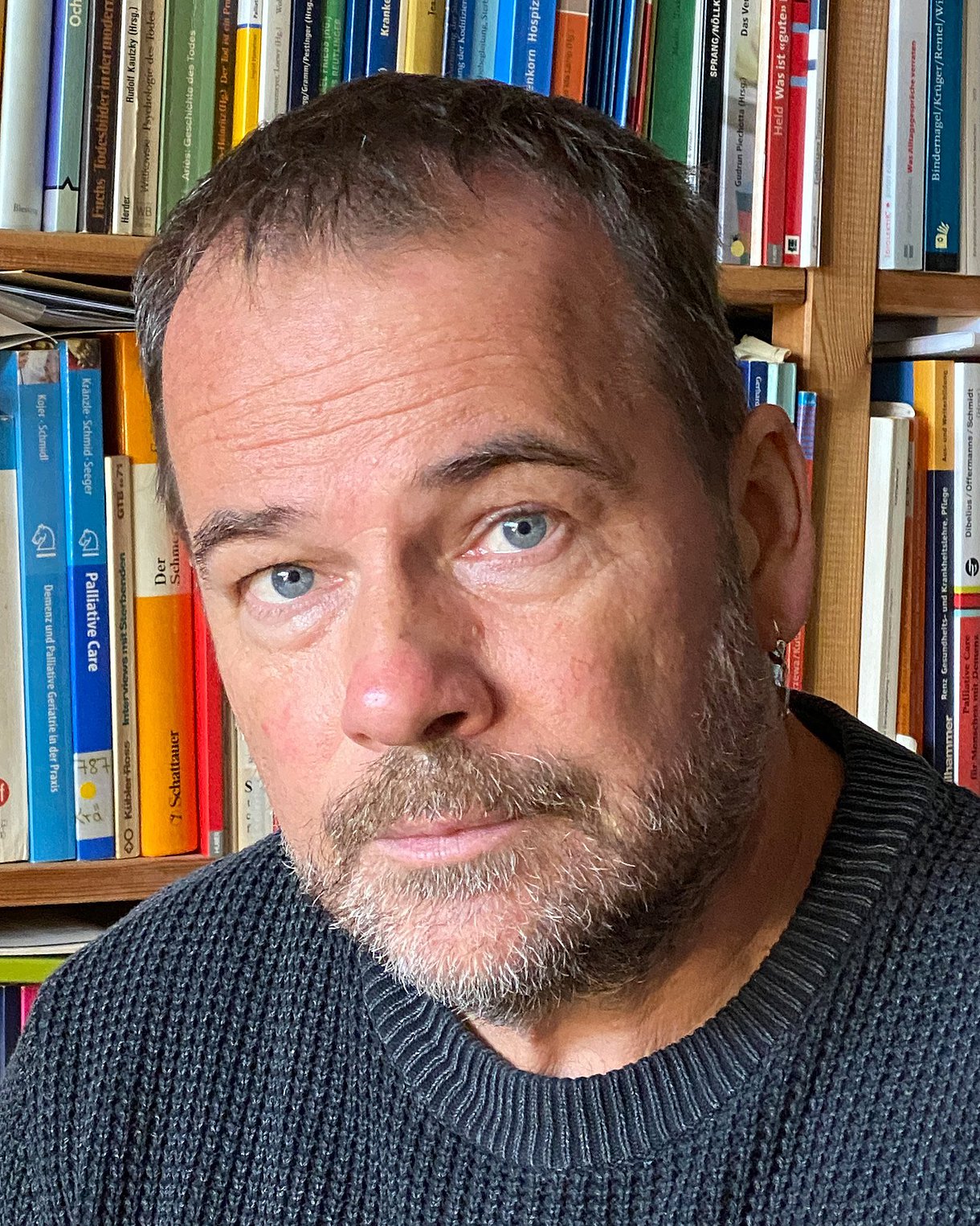 Foto:  Dr. rer. medic Stephan Kostrzewa, Diplom-Sozialwissenschaftler, examinierter Altenpfleger und Fachpfleger Palliative Care.