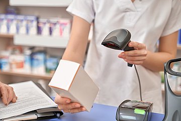 Arzneimittel In der Apotheke wird ein Arzneimittel eingesannt.