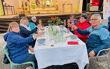 Kochshow-G&auml;sten sitzen an einem Tisch