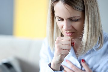 Atemwegserkrankungen Eine Frau hustet.