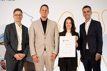 Gruppenfoto mit 5 Personen: Die Preistr&auml;ger mit PD Dr. med. Peter Bobbert, (Erster v.r.), Pr&auml;sident der &Auml;rztekammer Berlin