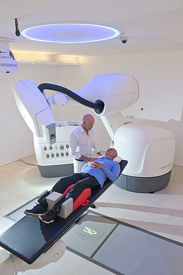 Foto zeigt Arzt im Patientengespräch vor Behandlung mit CyberKnife