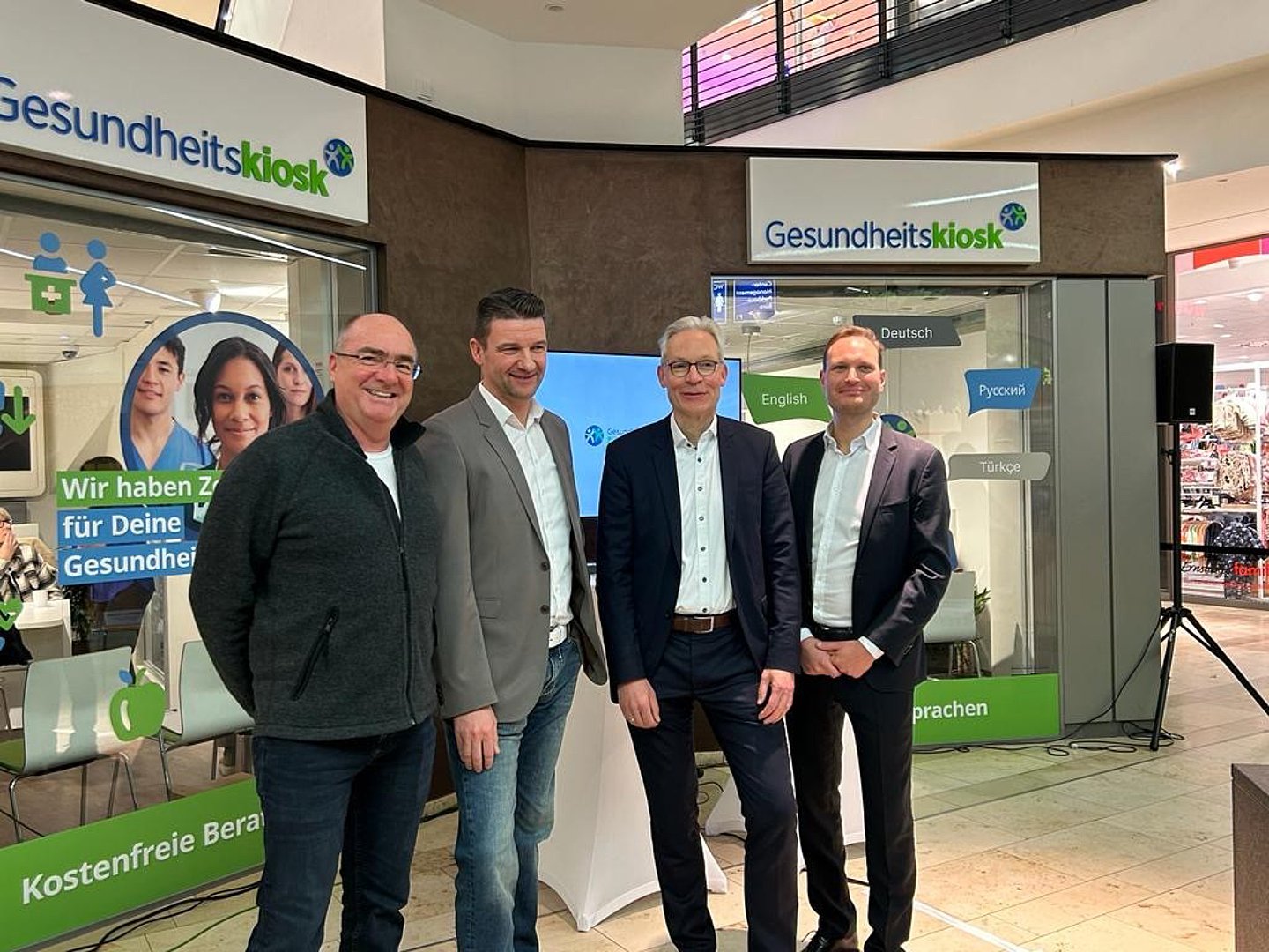 Feierliche Eröffnung des Gesundheitskiosks in Hamburg-Bramfeld mit (v.l.) Dr. Gerd Fass (Vorsitzender Ärztenetz Billstedt-Horn), Mario Heise (Vorstand Mobil Krankenkasse), Matthias Mohrmann (Vorstand AOK Rheinland/Hamburg) und Alexander Fischer (Geschäftsführer Trägergesellschaft).