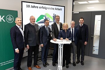 Die Vorstandsvorsitzende der AOK Bayern, Dr. Irmgard Stippler, und Dr. Wolfgang Blank, Gr&uuml;nder der Initiative "LandArztMacher" unterzeichneten die Vertragsverl&auml;ngerung. Unterst&uuml;tzt wird das Projekt auch von den ebenfalls anwesenden Landr&auml;ten Dr. Ronny Raith (Regen), Franz L&ouml;ffler (Cham), Raimund Kneidinger (Passau), Bernd Sibler (Deggendorf) und Sebastian Gruber (Freyung-Grafenau).