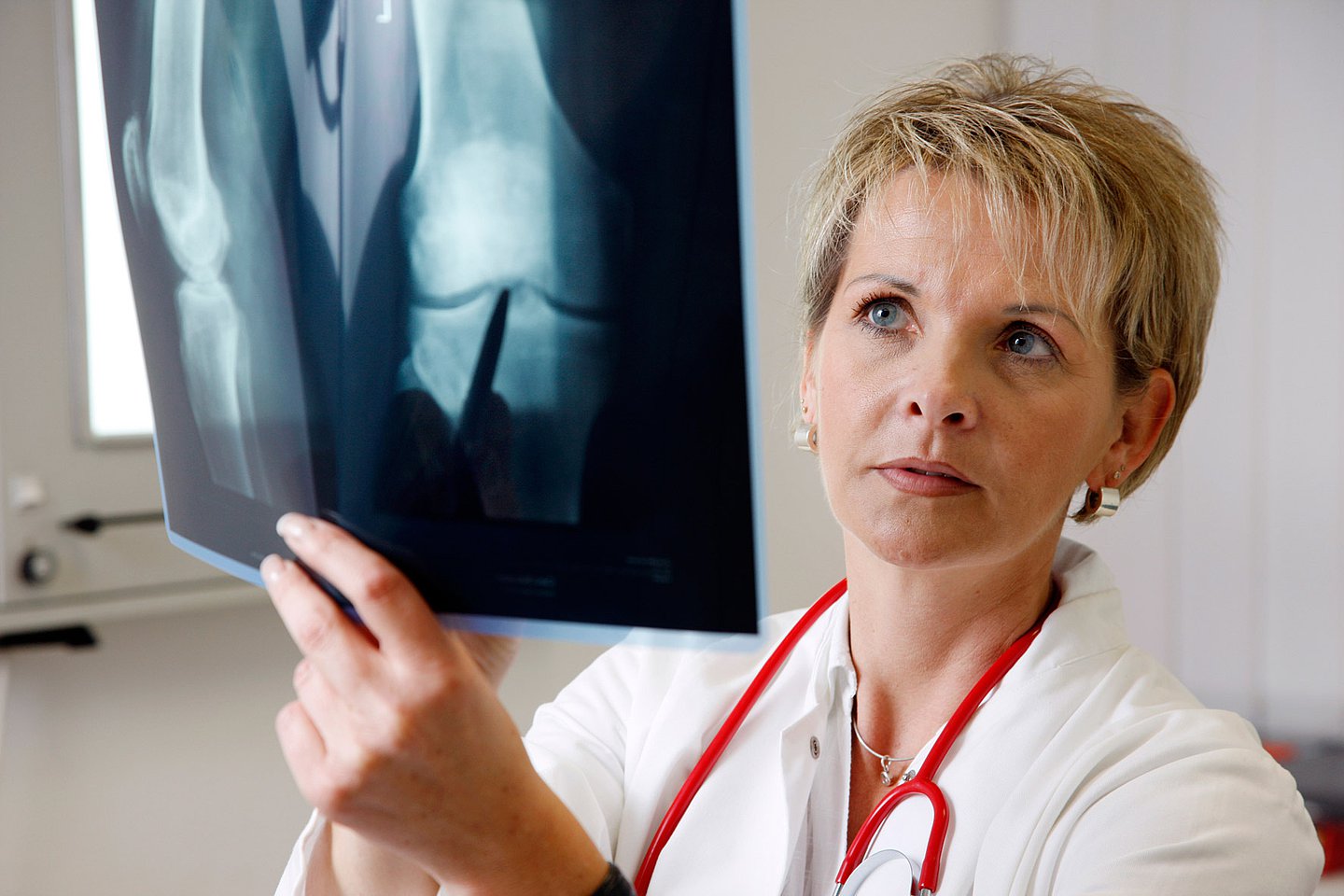 Foto: Eine Ärztin betrachtet ein Röntgenbild.