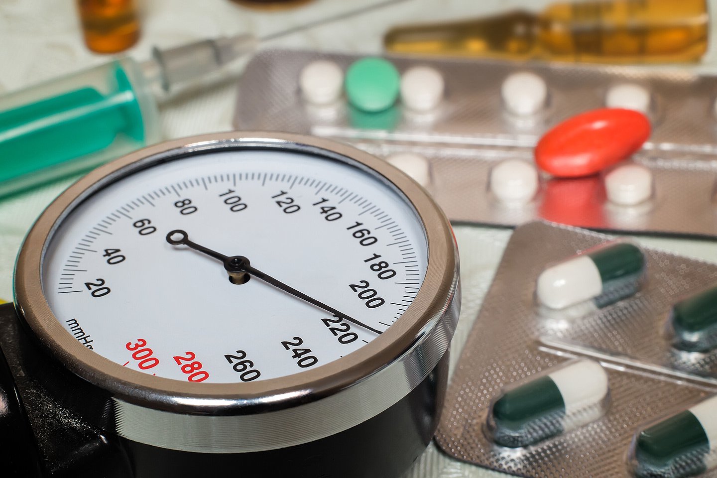 Blutdruckmessgerät und Tabletten