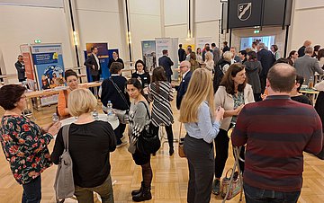 Arbeitgeberforum Gäste begegnen einander in der Ooser Festhalle beim Arbeitgeberforum Baden-Baden 2025.