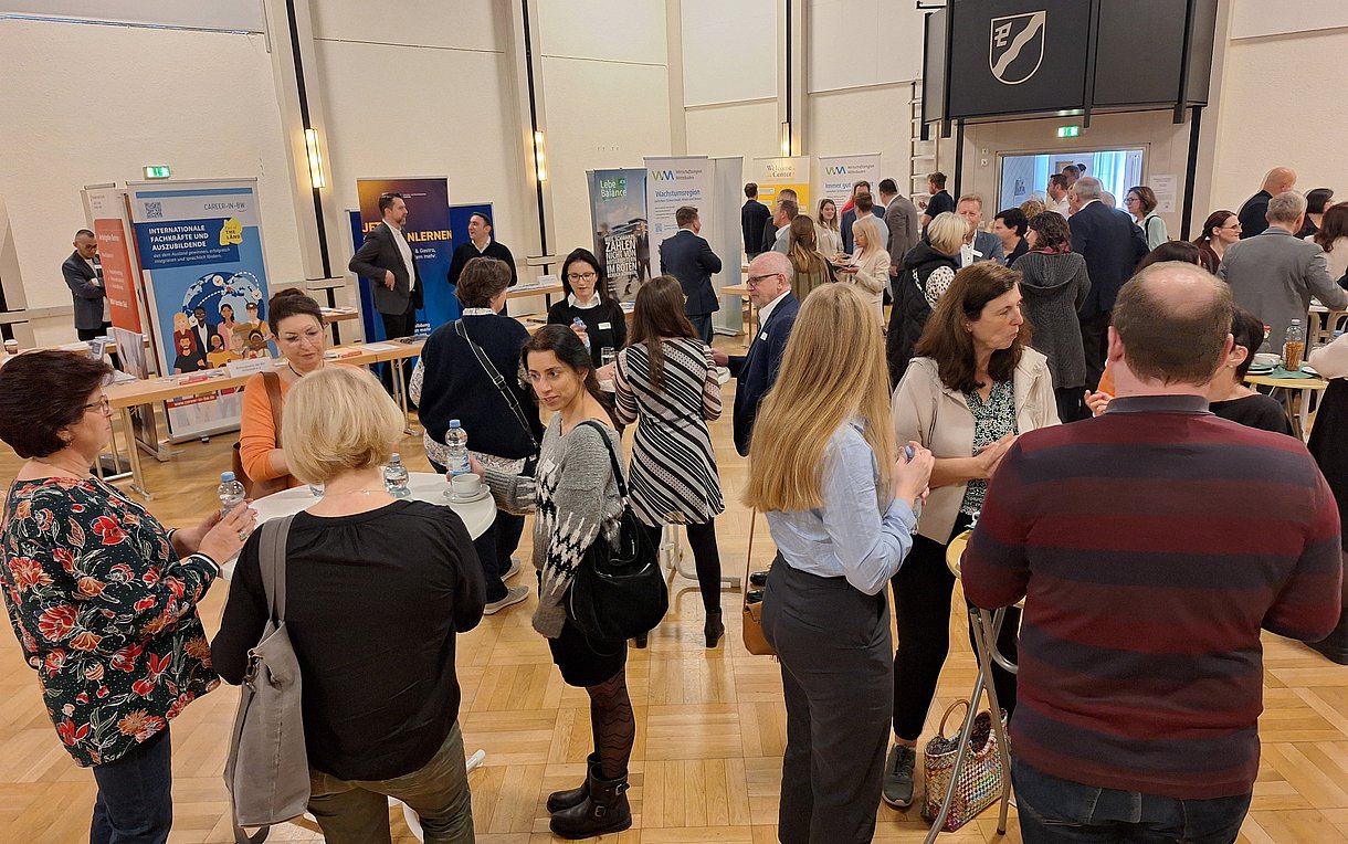 Gäste begegnen einander in der Ooser Festhalle beim Arbeitgeberforum Baden-Baden 2025.