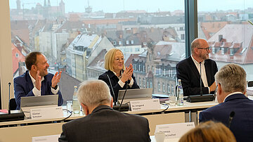 Dr. Irmgard Stippler, Vorstandsvorsitzende der AOK Bayern, G&uuml;nter Schober (li.), Bevollm&auml;chtigter des Vorstands der AOK Bayern und Ivor Parvanov, alternierender Vorsitzender des Verwaltungsrats, bei der Verwaltungsratssitzung in N&uuml;rnberg.