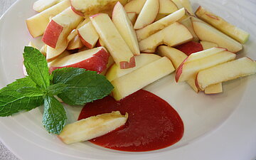 Ein Teller voller Apfel-Pommes