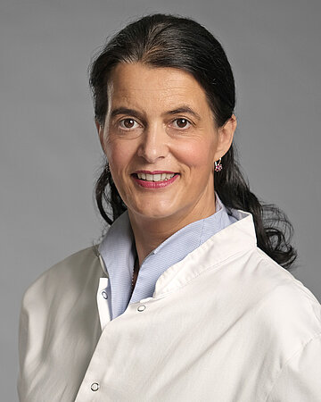 Portr&auml;t von Prof. Dr. Claudia Traidl-Hoffmann, Professorin f&uuml;r Umweltmedizin an der Universit&auml;t Augsburg und Leiterin des Instituts f&uuml;r Umweltmedizin bei Helmholtz Munich