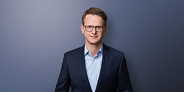 Das Foto zeigt Carsten Linnemann in einer Oberk&ouml;rperaufnahme
