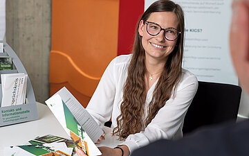 Frau l&auml;chelt frontal in die Kamera