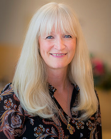 Portr&auml;tfoto: Susanne Strombach (mit langen, blonden Haaren, die &uuml;ber die Schultern fallen) ist bei der AOK Hessen f&uuml;r Selbsthilfe und Patientenzusammenarbeit zust&auml;ndig 