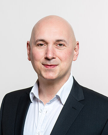 Portr&auml;t von Prof. Dr. Orkan Okan, Leiter der Professur f&uuml;r Gesundheitskompetenz und des WHO Collaborating Center for Health Literacy an der Technischen Universit&auml;t M&uuml;nchen (TUM)