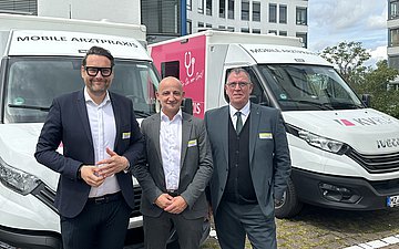 Mobile Arztpraxis in Rheinland-Pfalz Vertreter von Kassen und Ministerium vor zwei Mobilen Arztpraxen