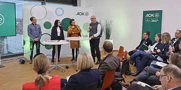 Pflegeforum der AOK Bayern Interessierte hören der Diskussion beim Pflegeforum der AOK Bayern zu.
