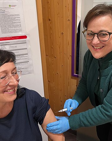 Apothekerin Sylvia Heubeck impft eine Kundig gegen Grippe.