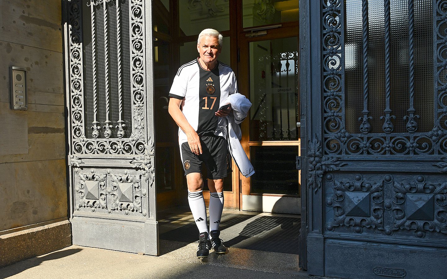 Bundestagsabgeorndeter Hubert Hüppe auf dem Weg zum Spiel.