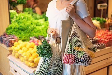 Forsa-Umfrage Ernährung 2.0 Westfalen-Lippe Das Bild zeigt eine Frau beim Einkauf von Obst und Gemüse.