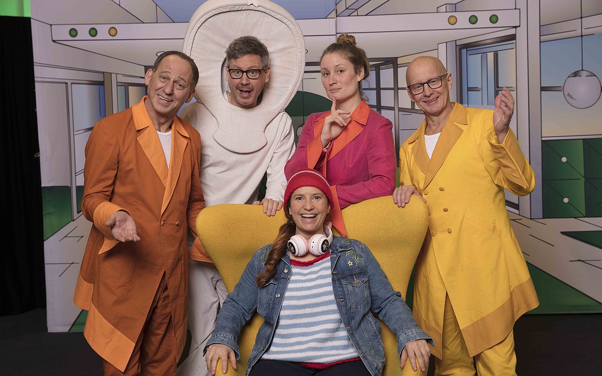 Gruppenfoto mit kostümierten Teilnehmern des Ensembles von Henrietta und die Ideenfabrik